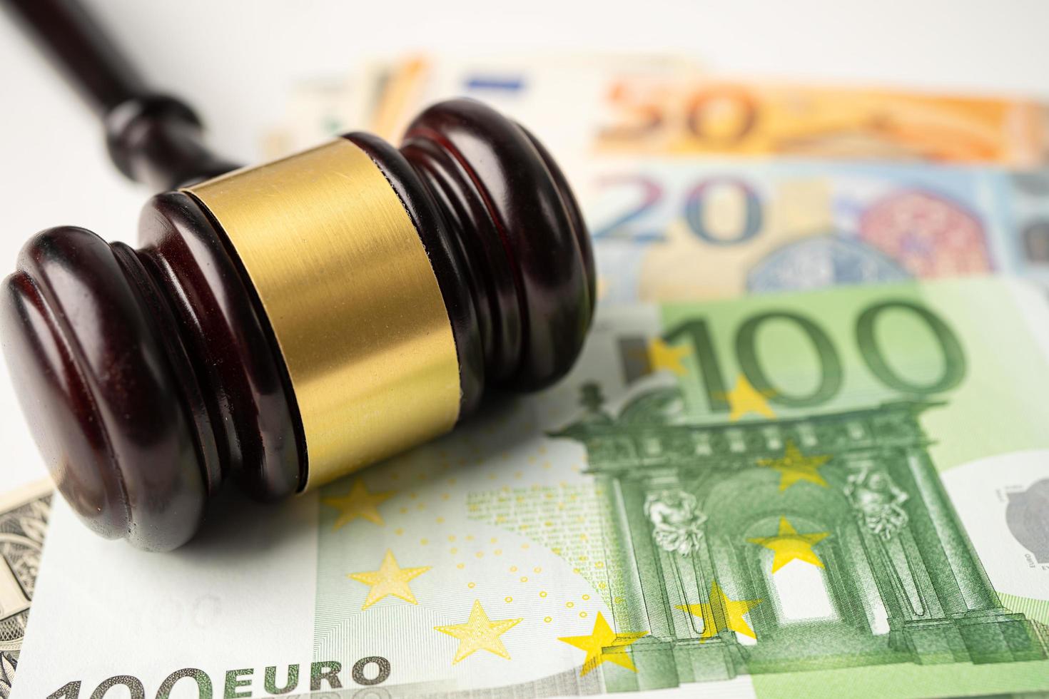 martillo para juez abogado sobre fondo de billetes en euros. foto