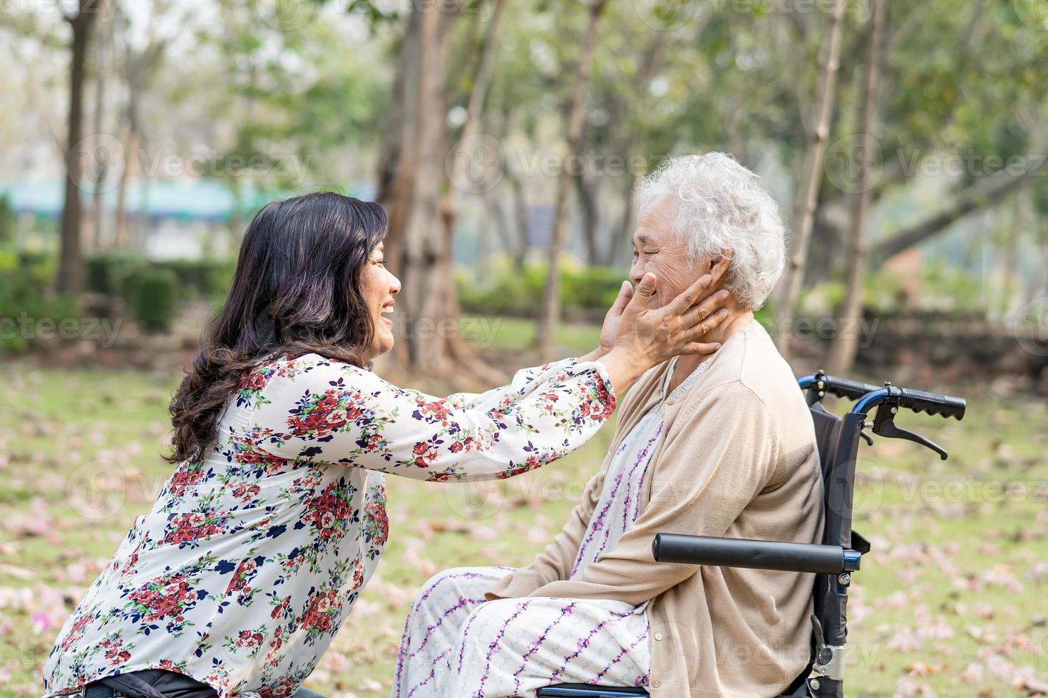 Paciente mujer mayor asiática con cuidado foto