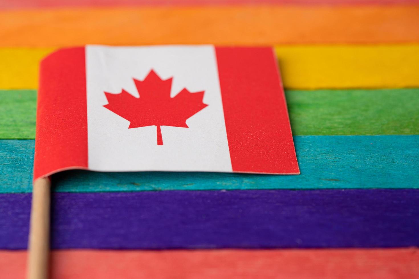 bandera de canadá en el fondo del arco iris símbolo del mes del orgullo gay lgbt foto