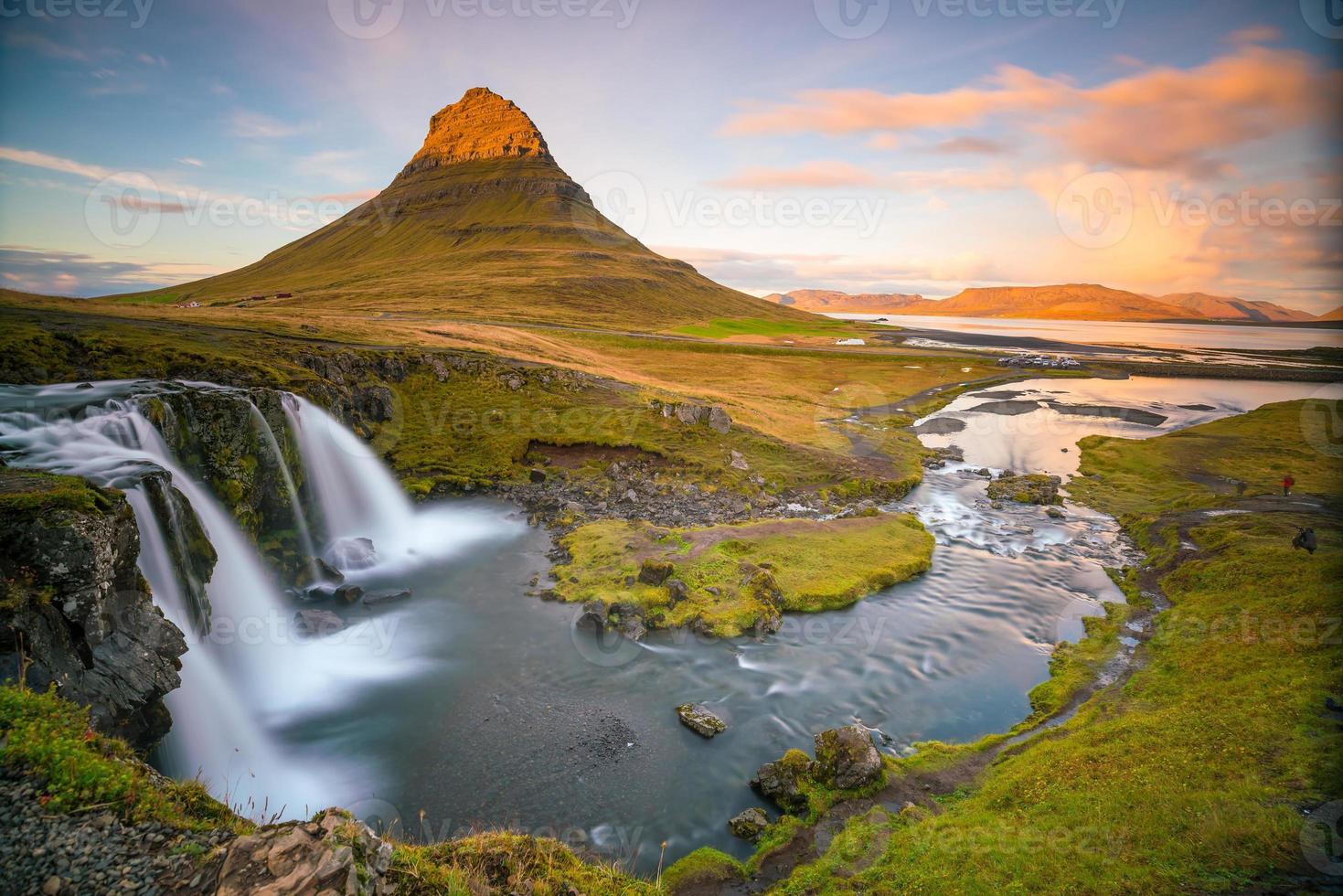 paisajes y cascadas. Montaña Kirkjufell en Islandia foto