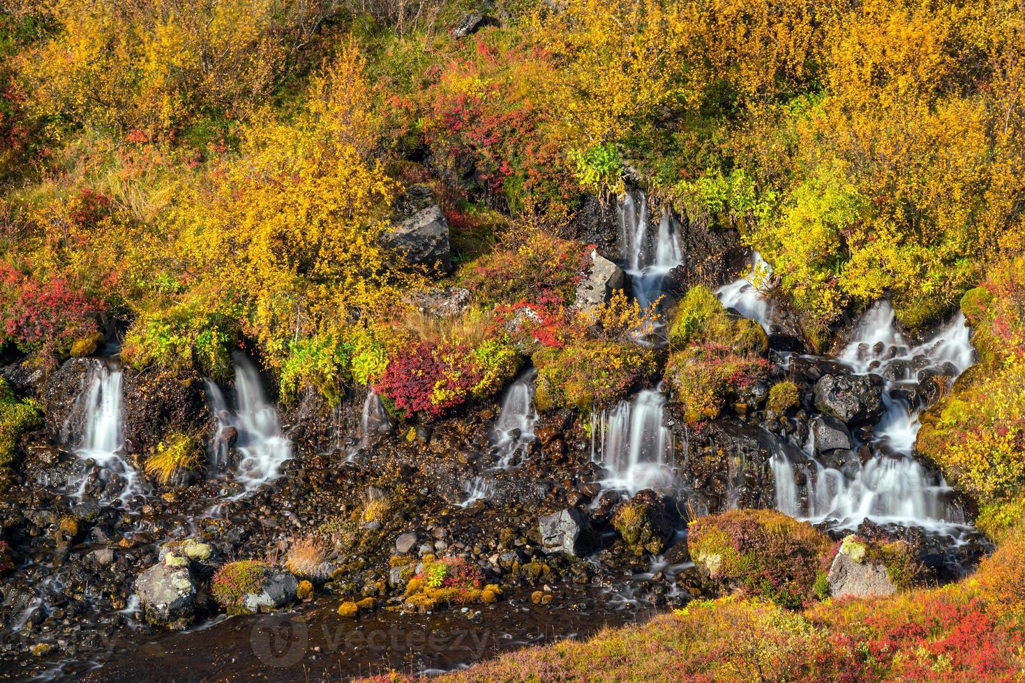 cascada de hraunfossar en islandia. otoño foto