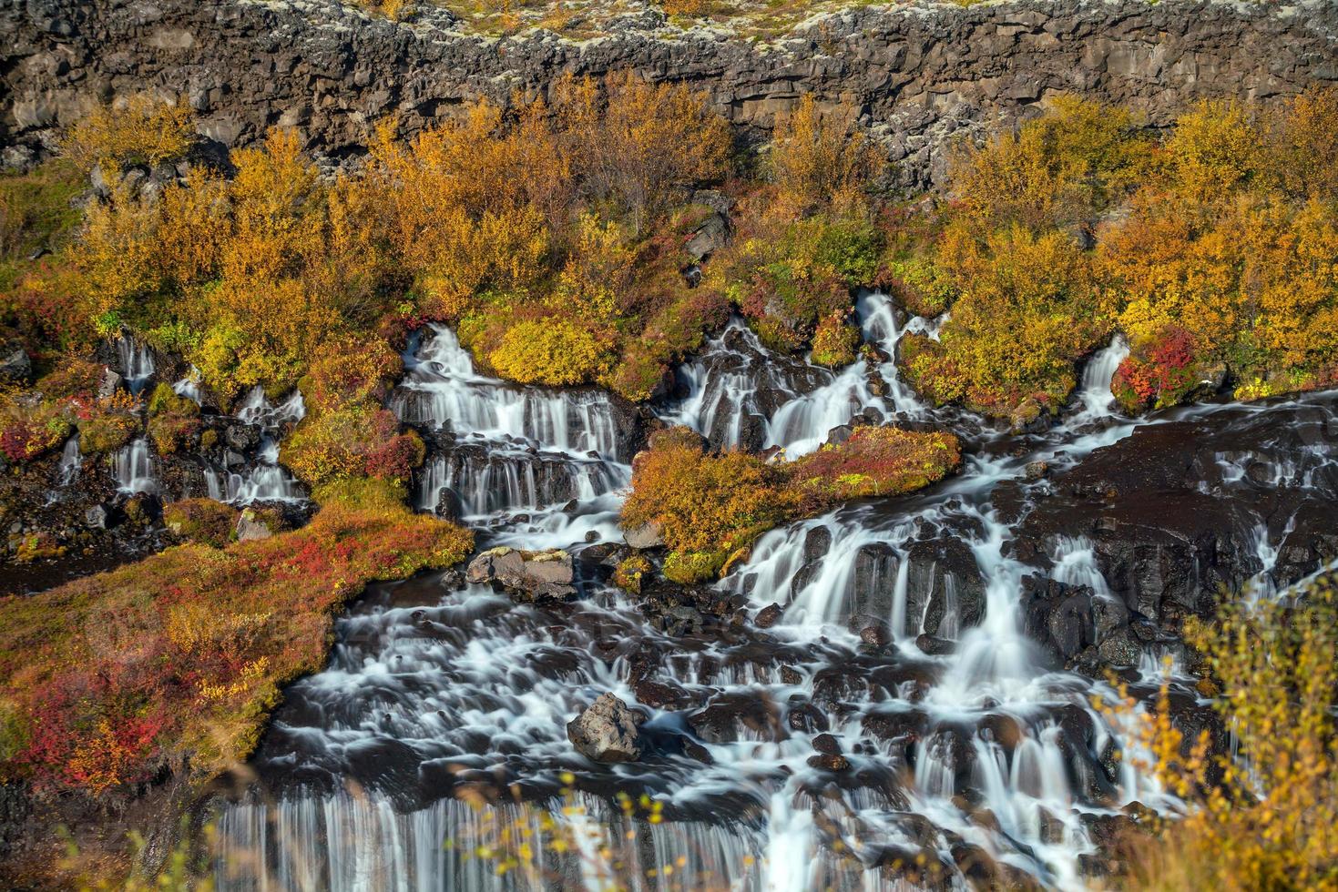 cascada de hraunfossar en islandia. otoño foto