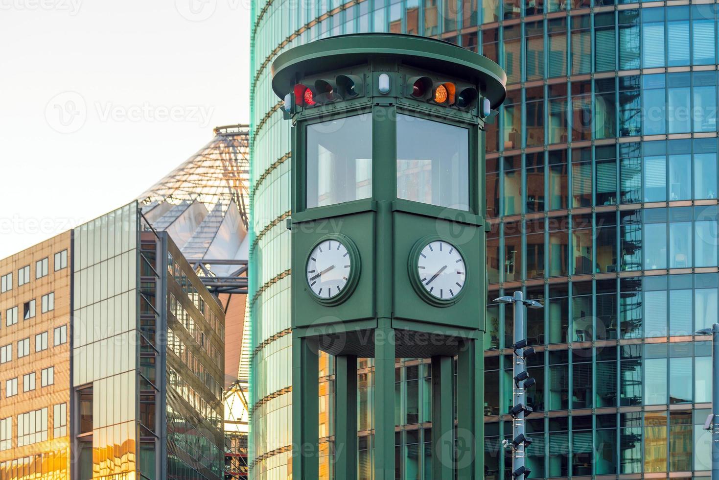 El famoso reloj de época en la plaza potsdamer platz en Berlín. foto