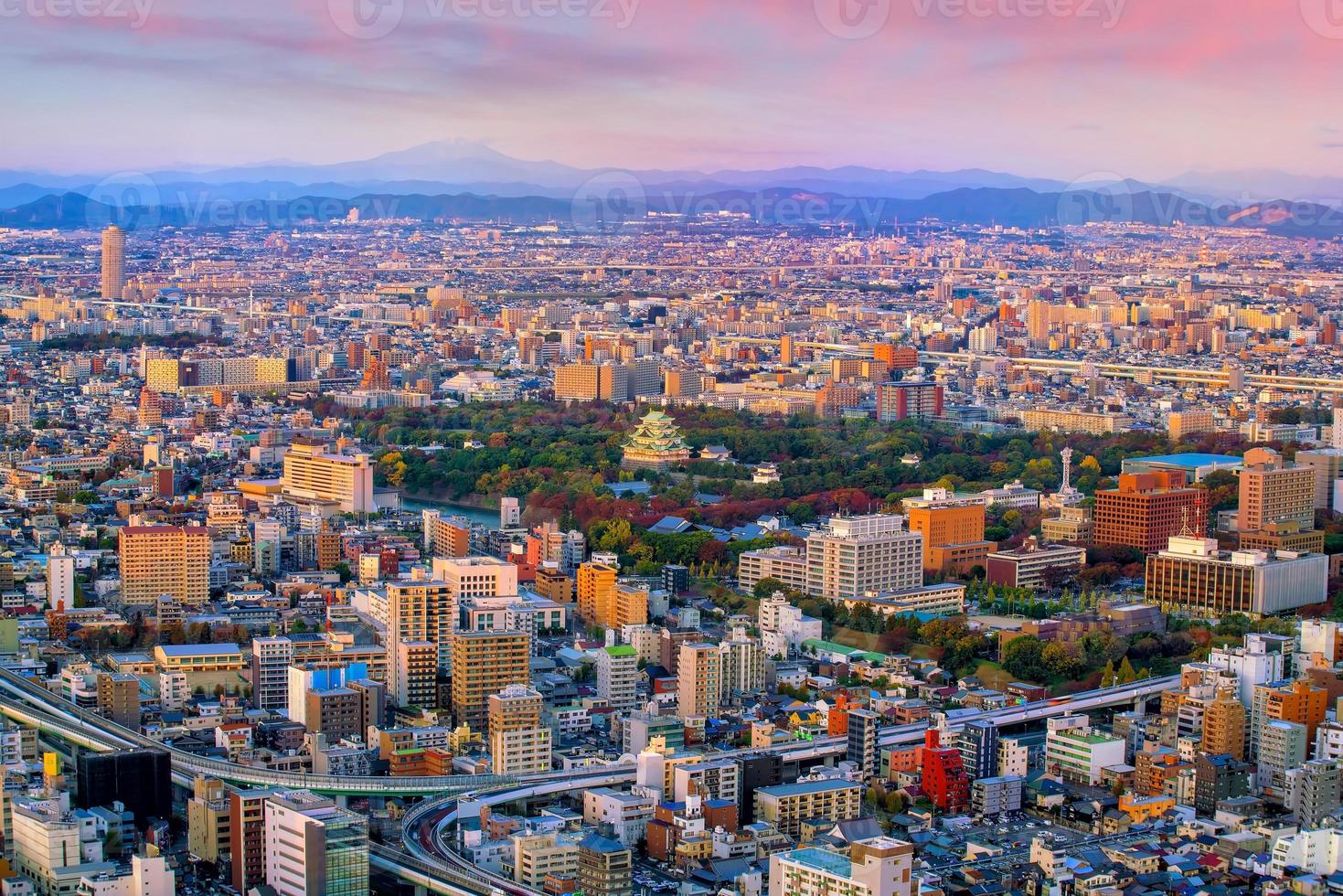 horizonte de la ciudad de nagoya con el castillo de nagoya en japón foto