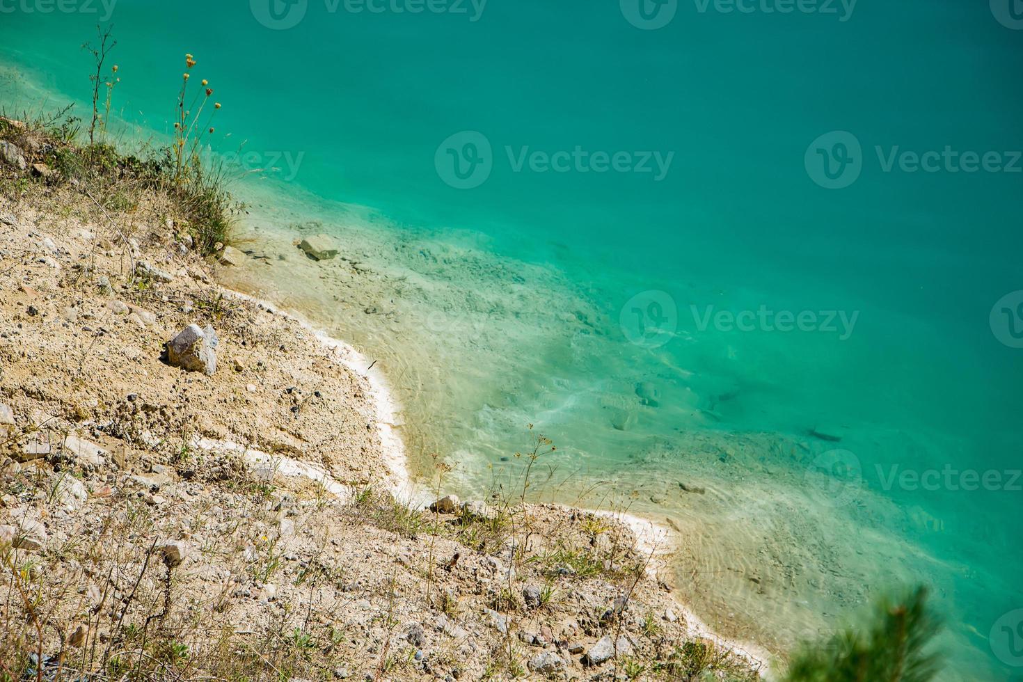 hermoso paisaje: un lago de montaña con agua turquesa inusual foto