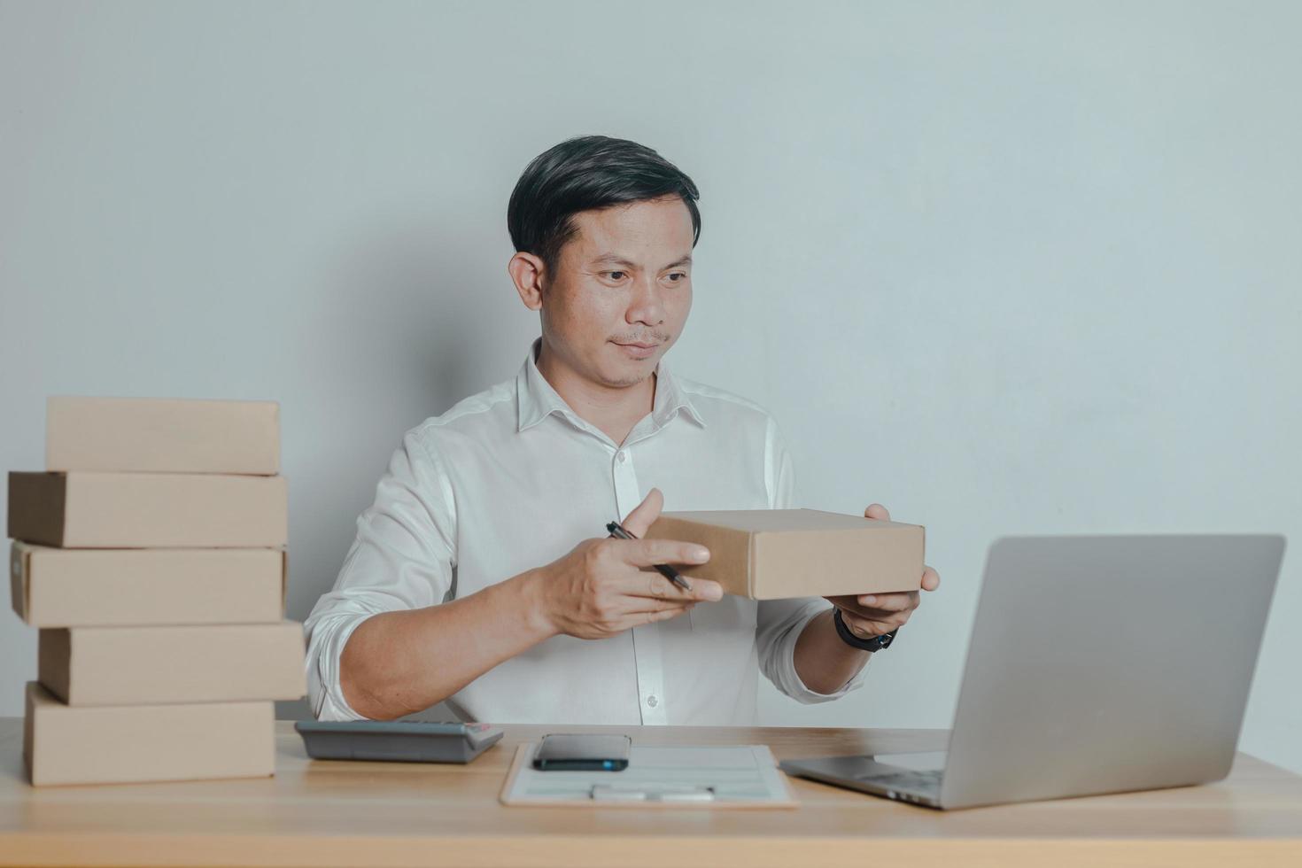 hombre vendiendo en línea en casa ideas de pequeñas empresas foto