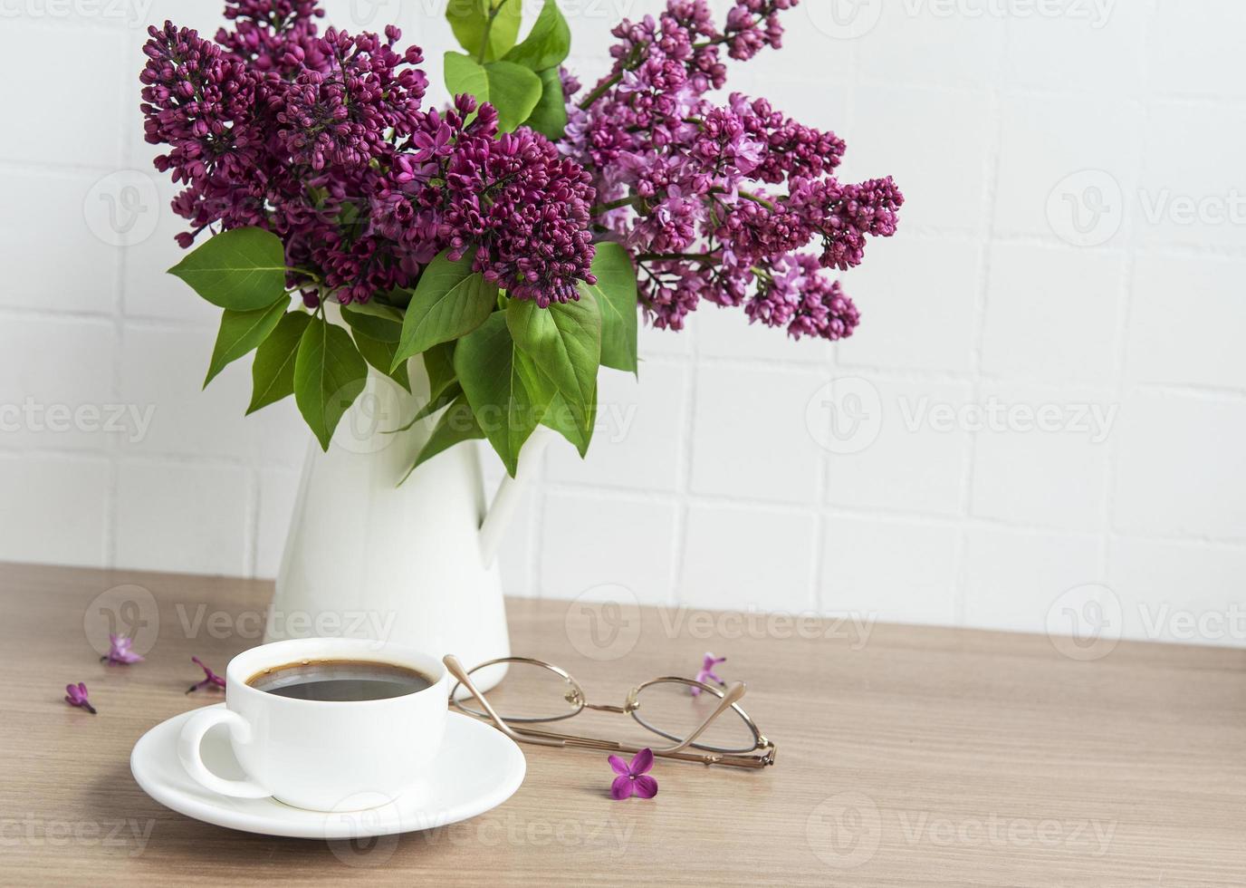 ramo de flores lilas en un jarrón foto