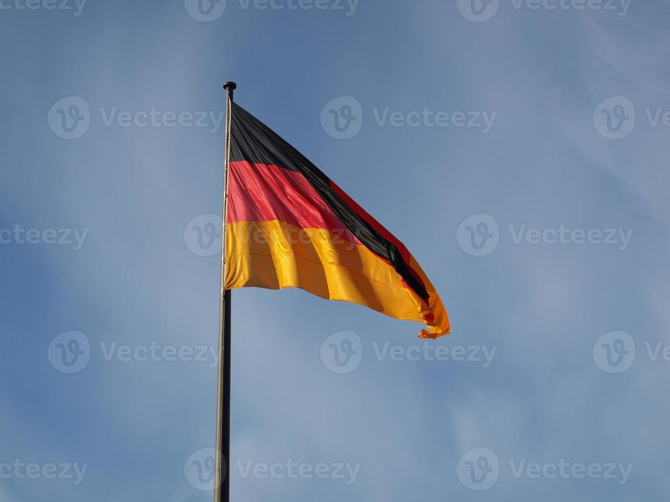 bandera alemana sobre el cielo azul foto