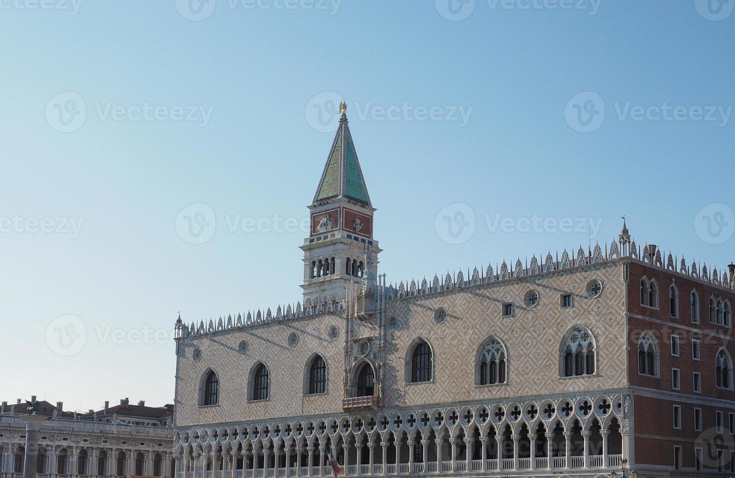 Plaza de San Marcos visto frente a la Cuenca de San Marcos en Venecia. foto