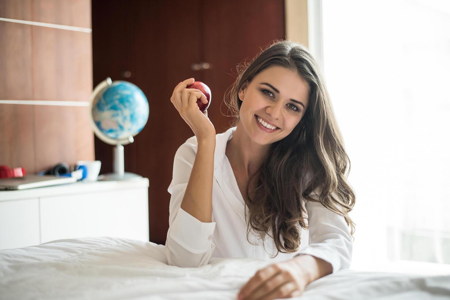 retrato, de, mujer, acostado, en la cama foto