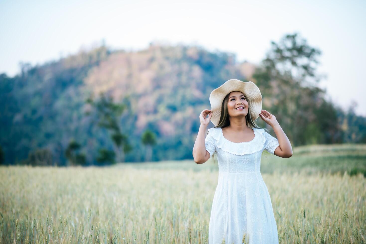 mujer en el sombrero felicidad en la naturaleza foto