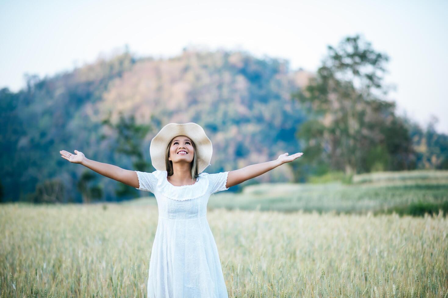 mujer en el sombrero felicidad en la naturaleza foto