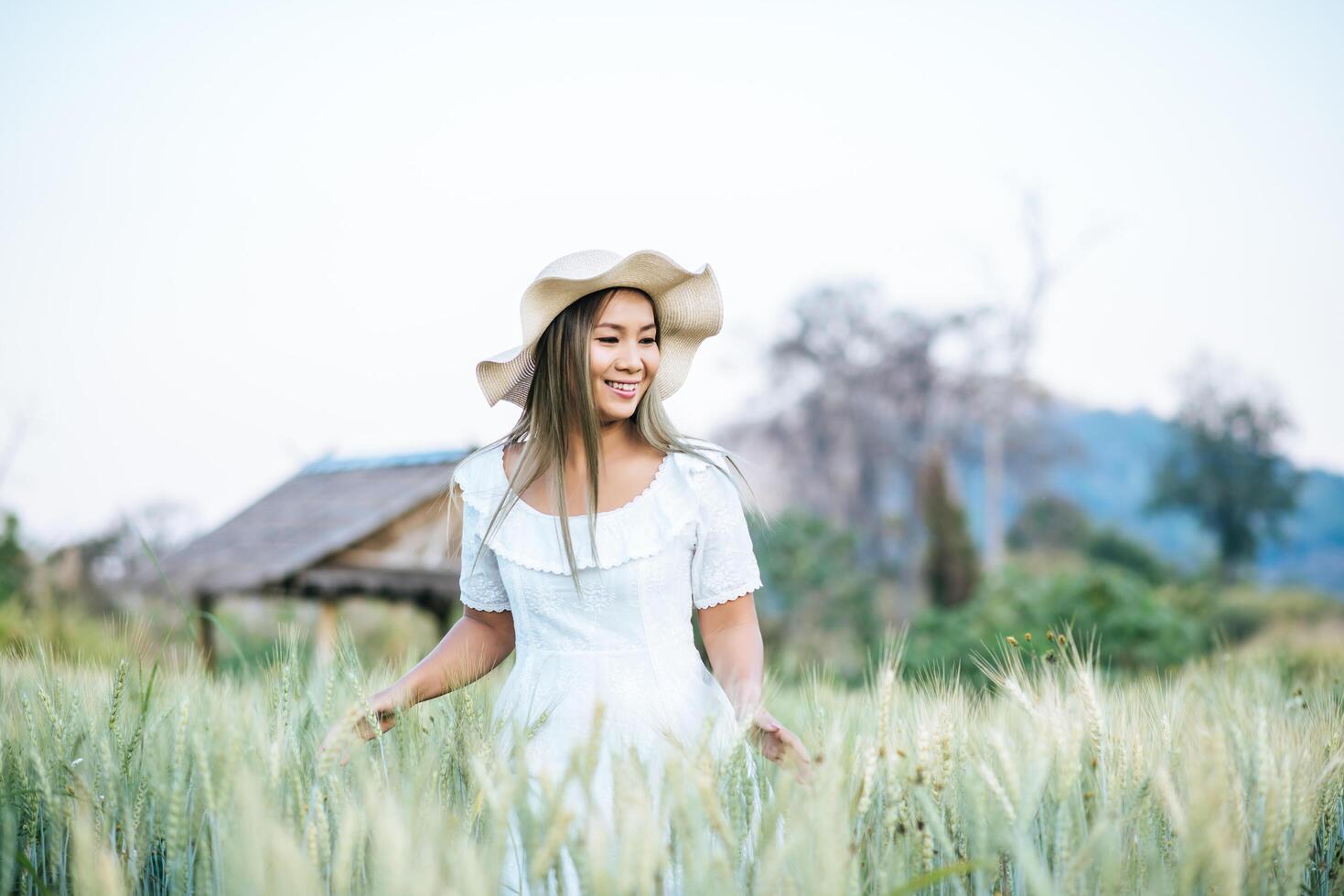 mujer en el sombrero felicidad en la naturaleza foto