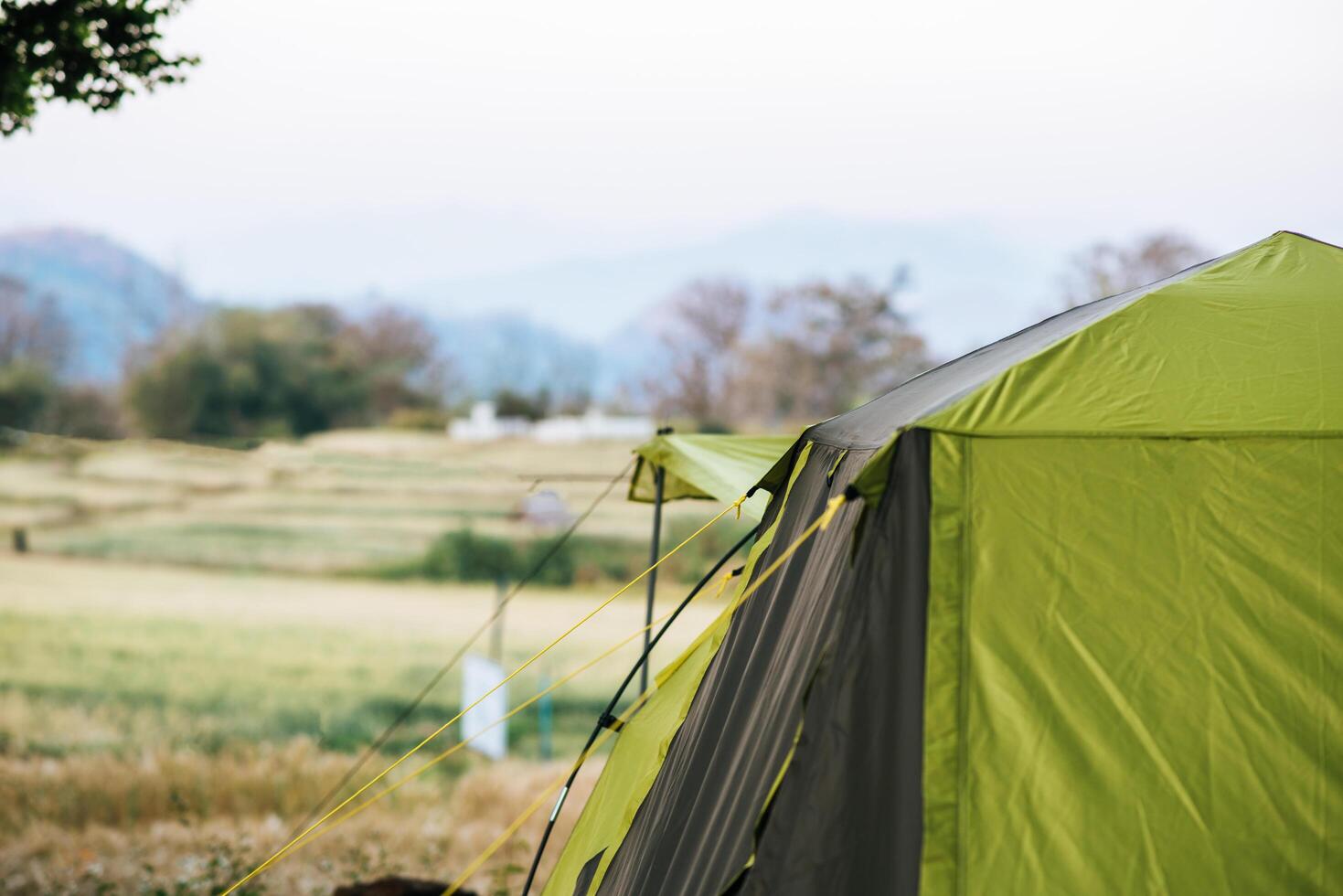 carpa turística en campamento en la montaña. foto