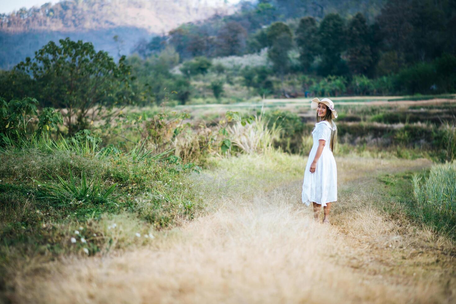 mujer en el sombrero felicidad en la naturaleza foto