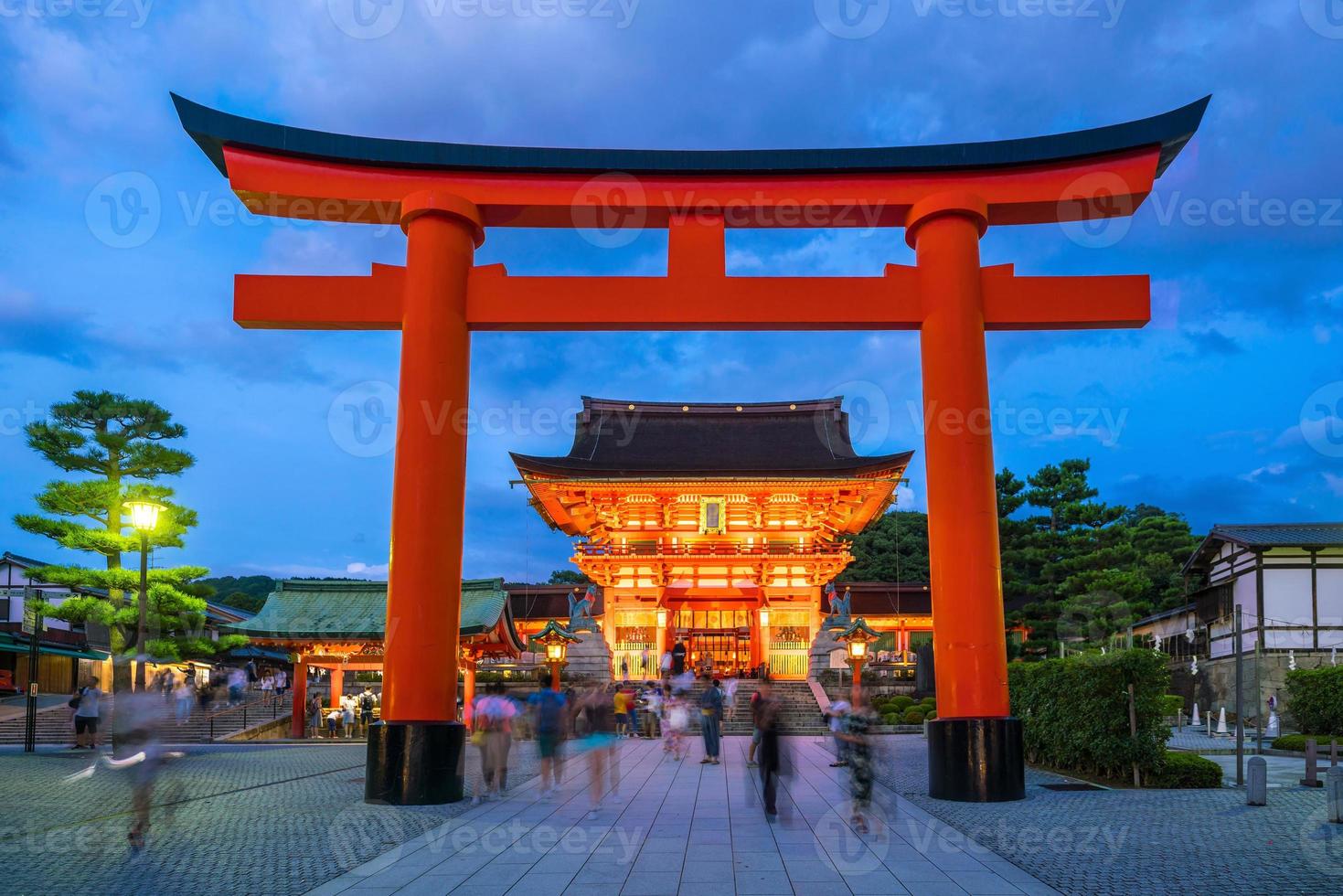 Santuario Fushimi Inari en penumbra en Kioto foto