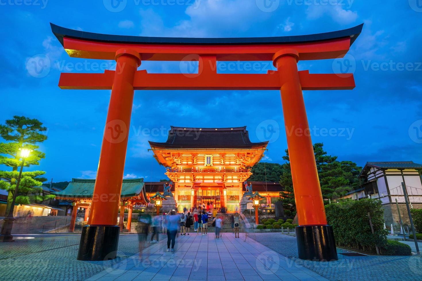 Santuario Fushimi Inari en penumbra en Kioto foto