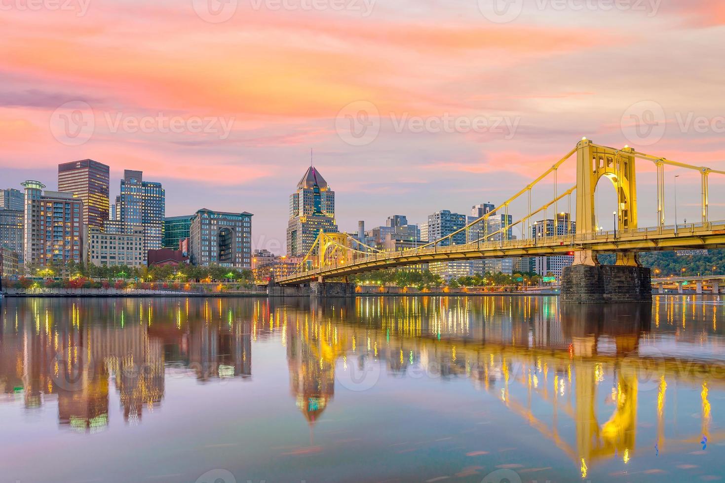 Panorama del centro de la ciudad de Pittsburgh en penumbra foto