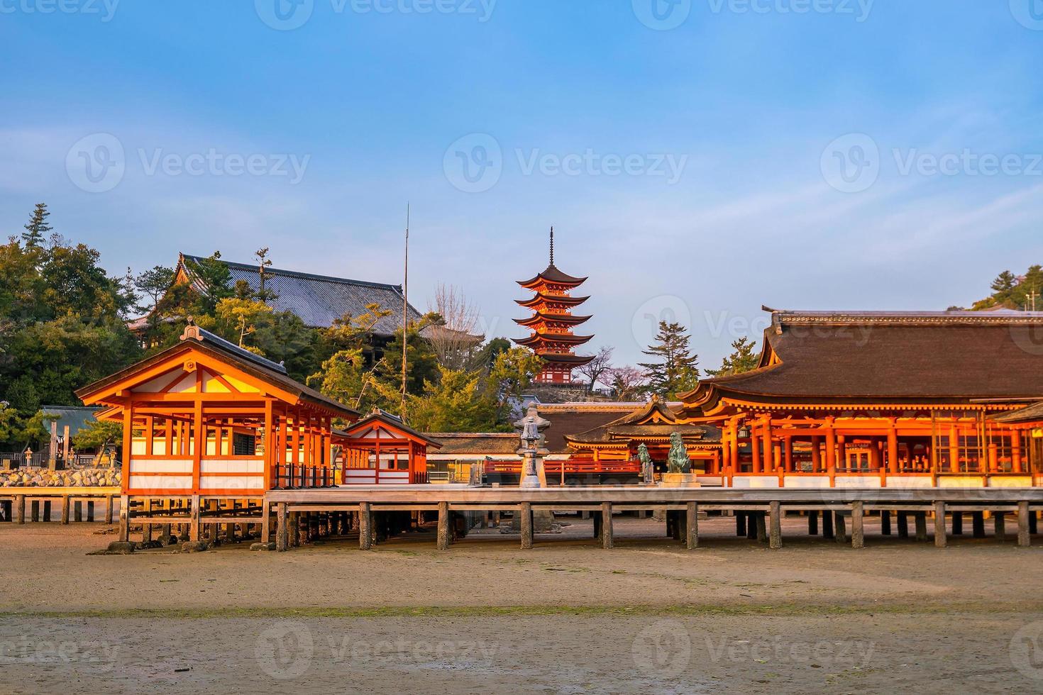 santuario de itsukushima en miyajima foto