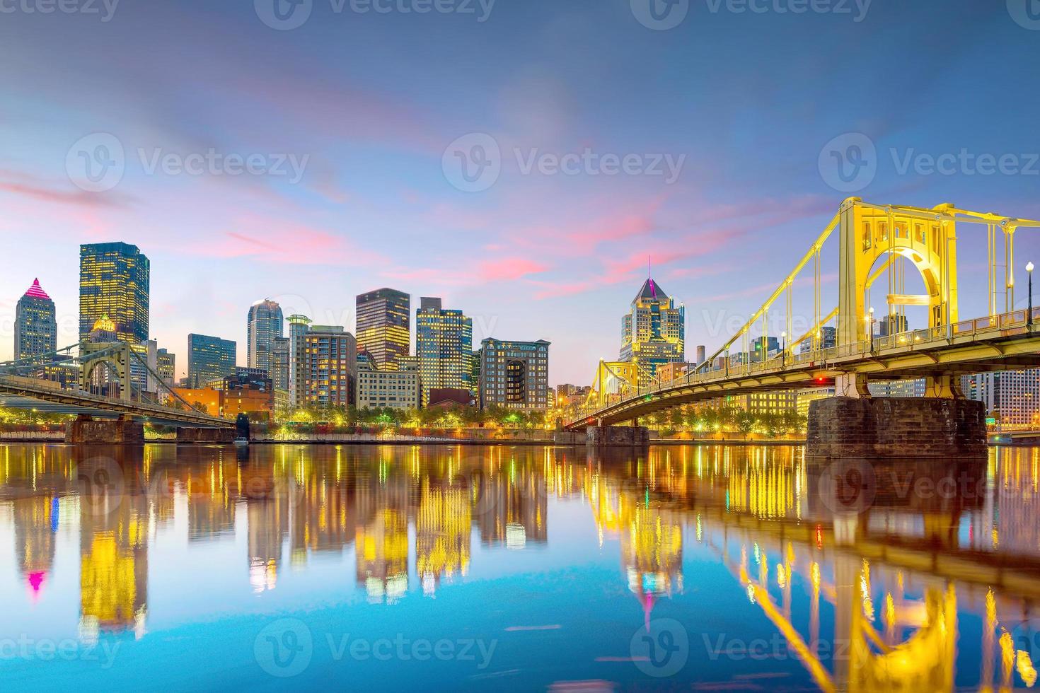 Panorama del centro de la ciudad de Pittsburgh en penumbra foto