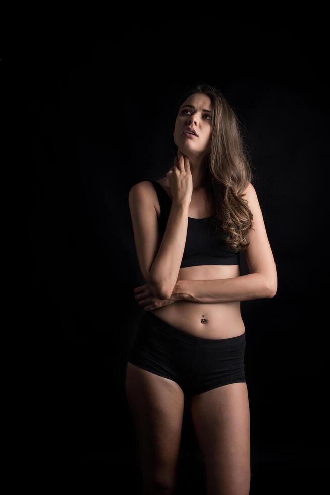 Bella mujer con cuerpo sano sobre fondo negro foto