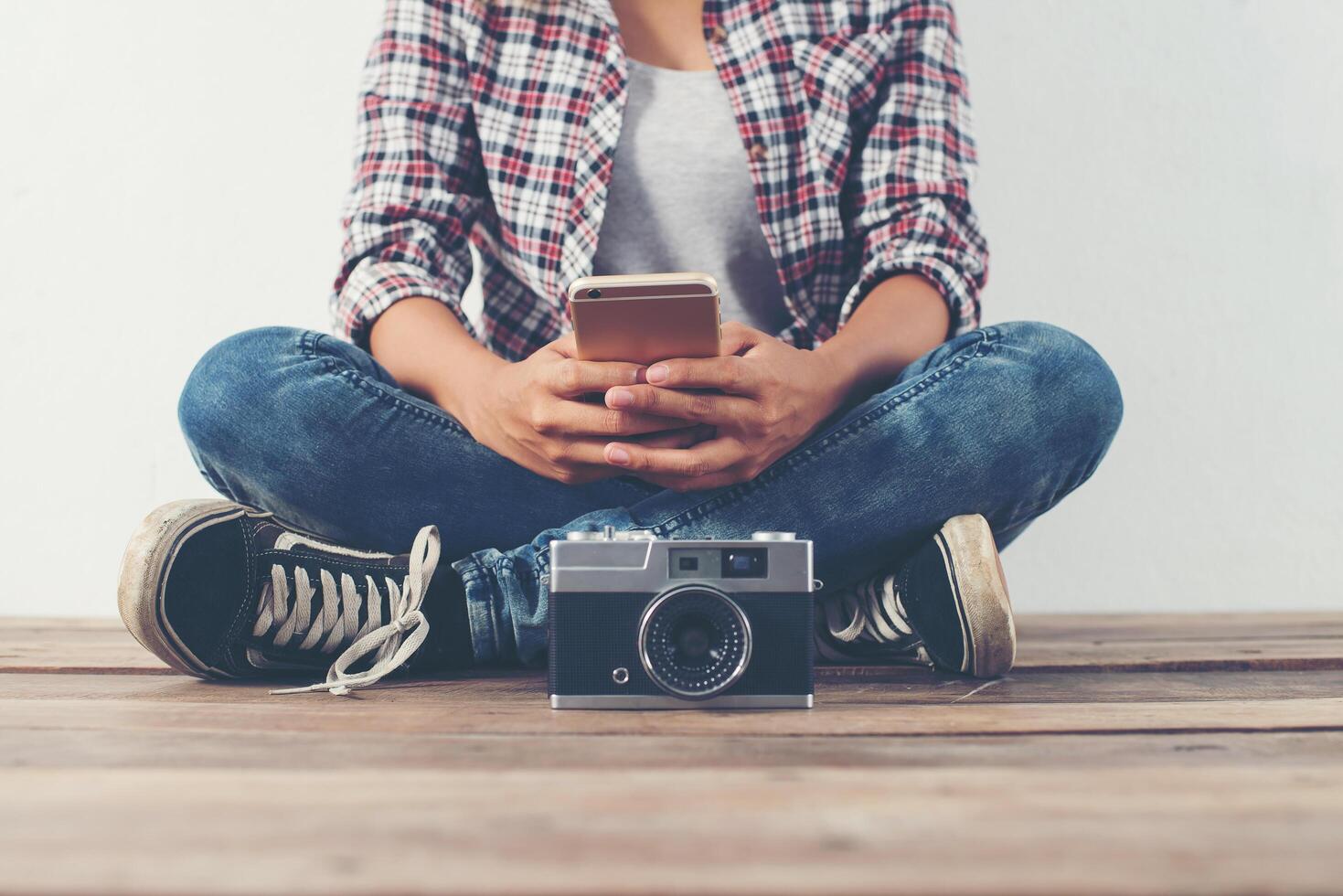 mujer joven hermosa hipster con una vieja cámara retro. foto