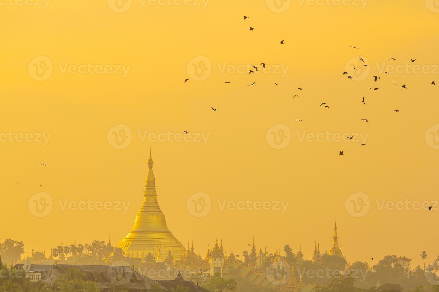 pagoda shwedagon al atardecer, gran pagoda dagon en yangon myanmar foto