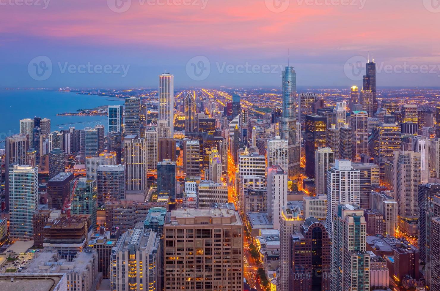 Horizonte del centro de Chicago al atardecer, Illinois, en EE. foto