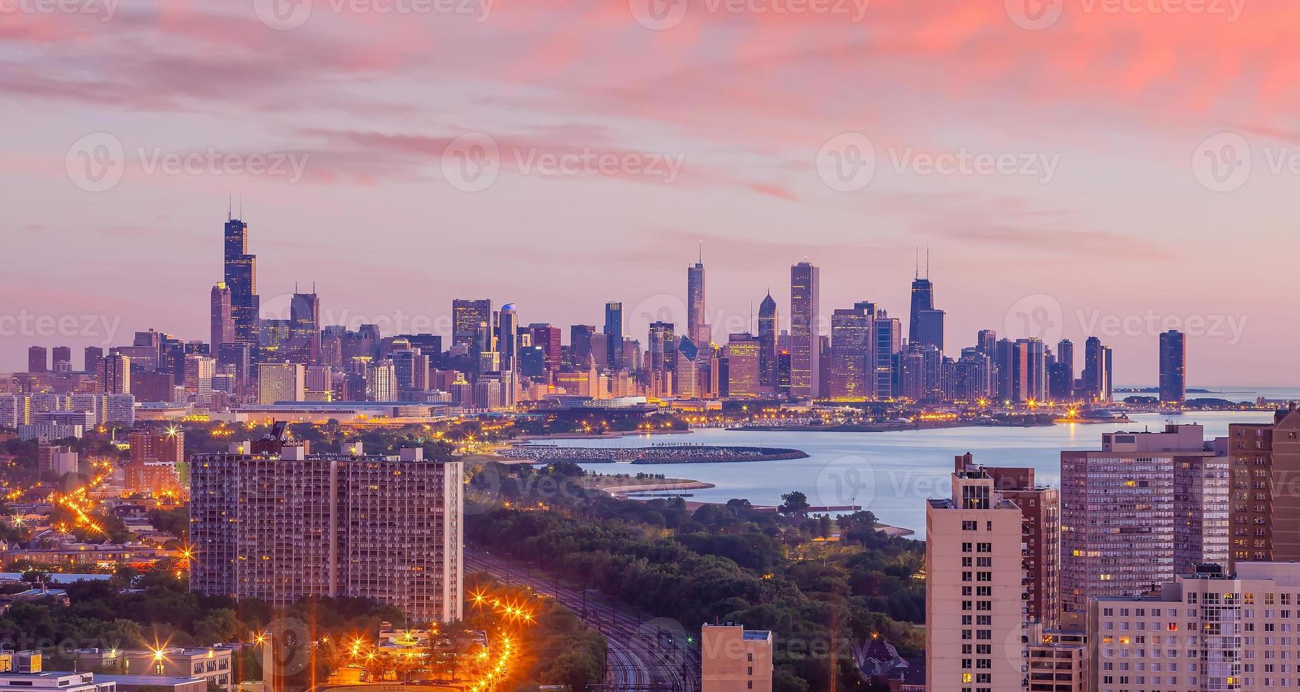 Horizonte del centro de Chicago al atardecer, Illinois, en EE. foto