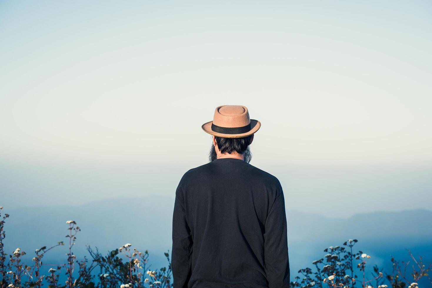 Hombre que viaja con mochila de senderismo en las montañas foto