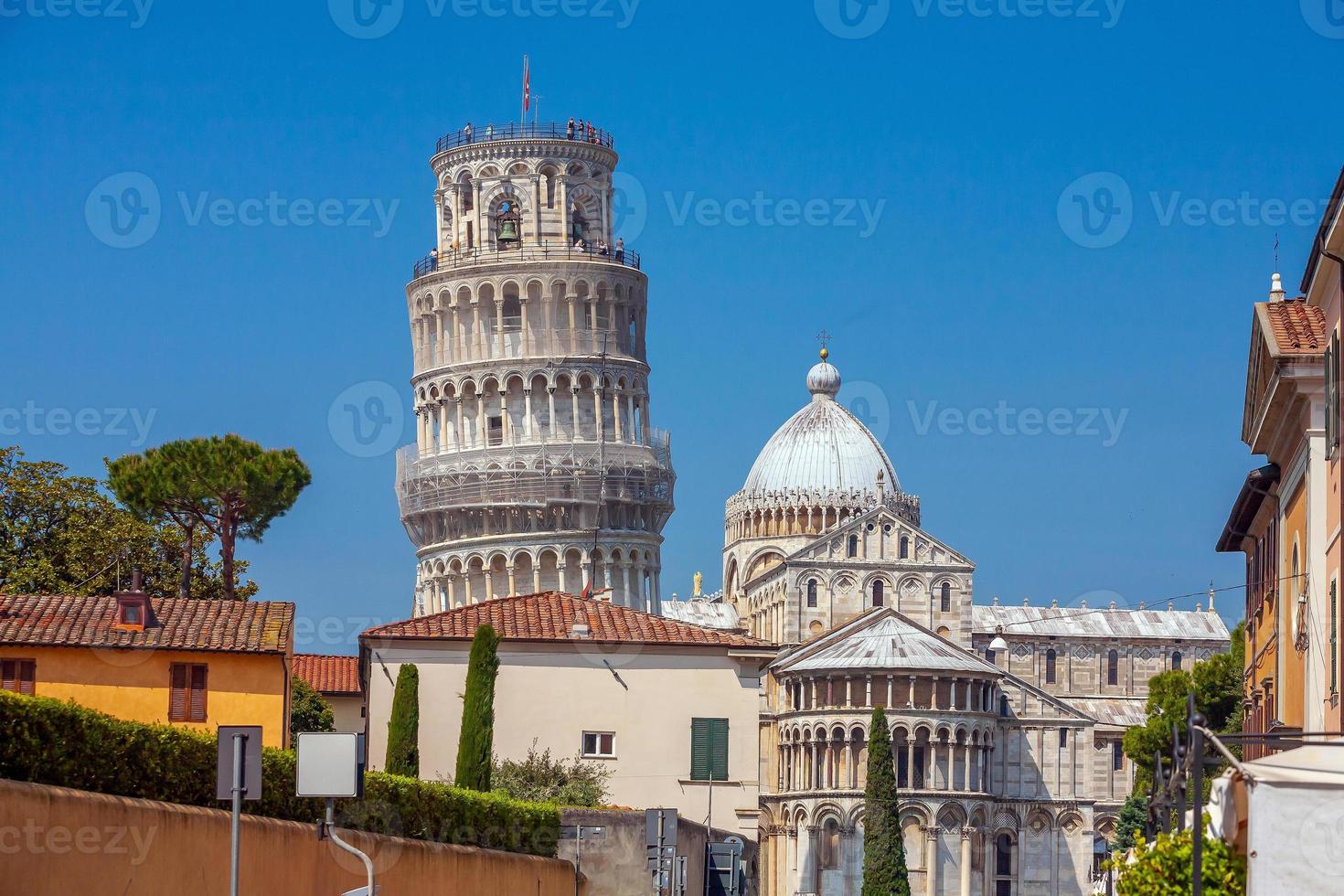 La torre inclinada, el paisaje urbano del centro de la ciudad de Pisa en Italia foto