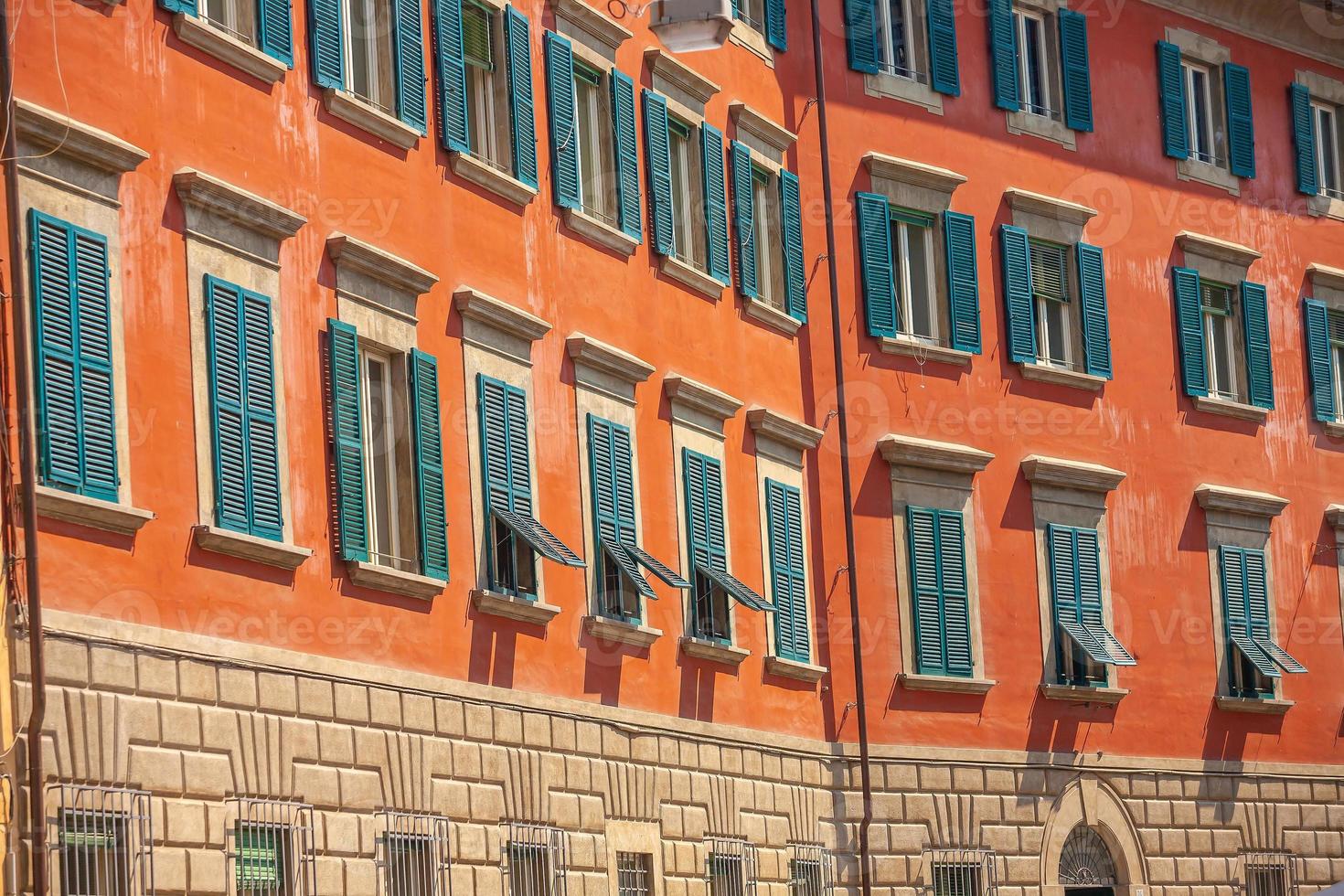 Decoración de fachada en el horizonte del centro de la ciudad de Pisa, Italia foto