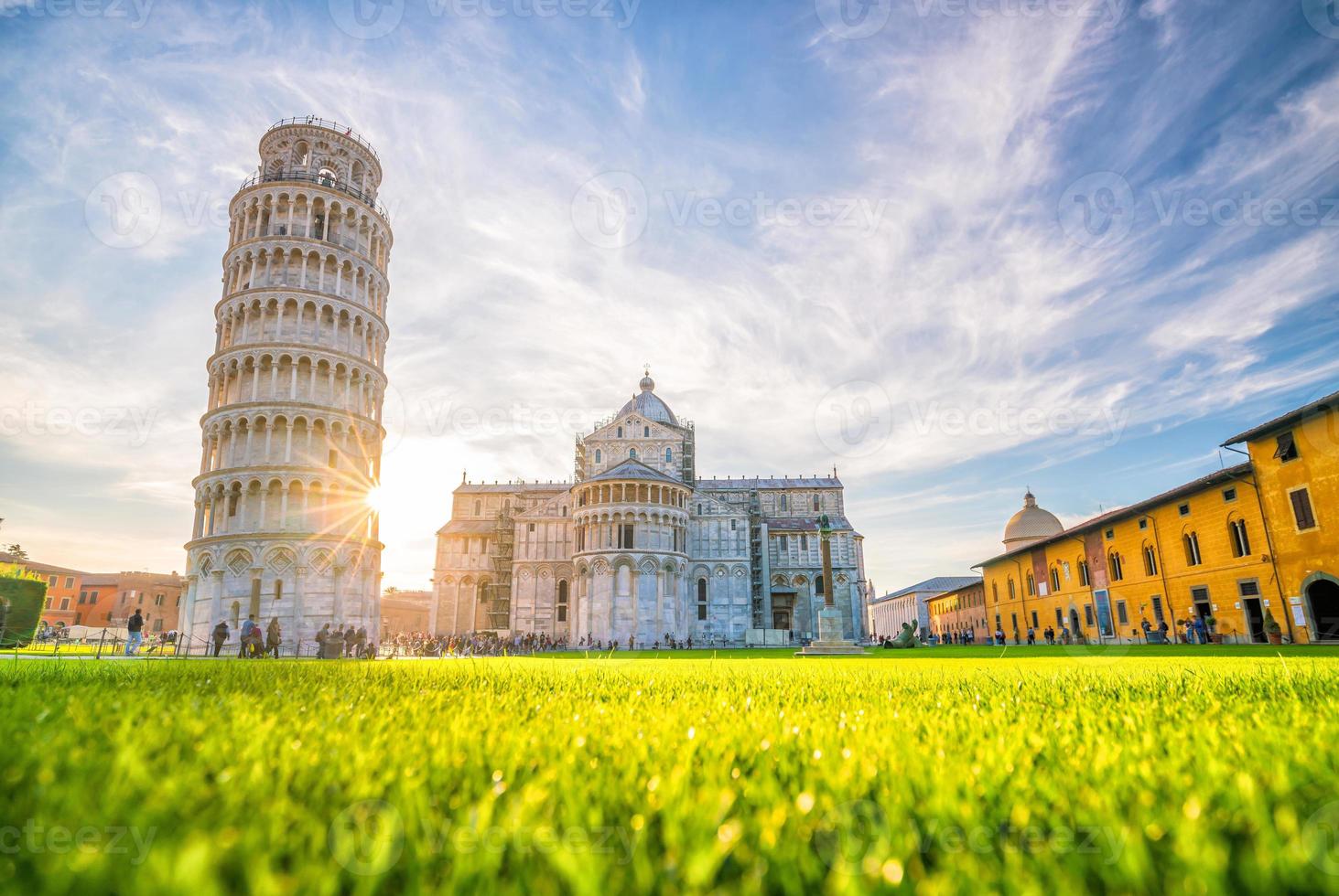 catedral de pisa y la torre inclinada foto