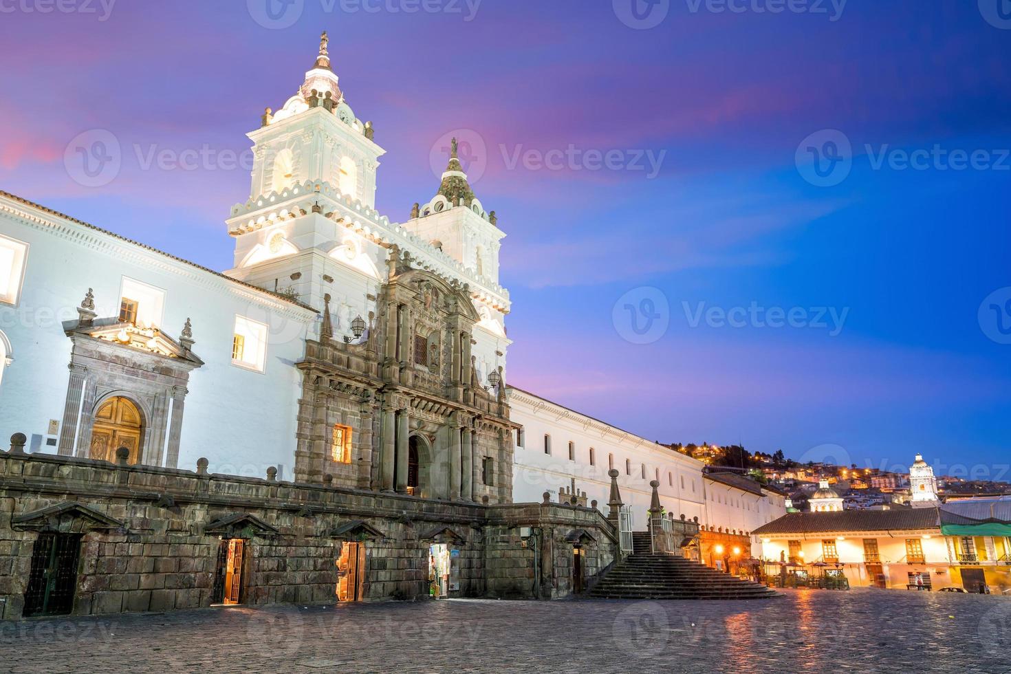 plaza de san francisco en el casco antiguo de quito foto