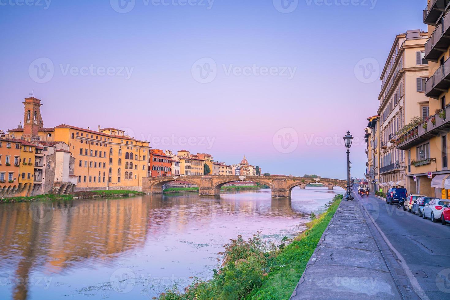 La ciudad de Florencia y el río Arno en Toscana foto