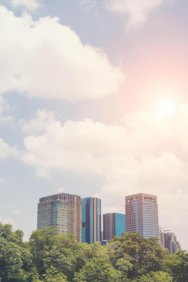 Vista de la ciudad moderna desde el parque jatujak, Tailandia foto