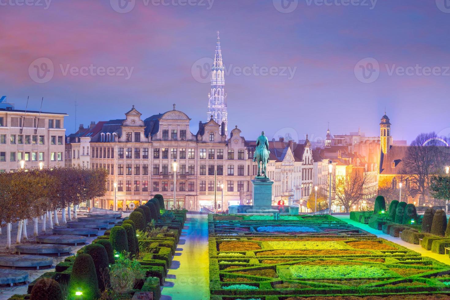 Paisaje urbano de Bruselas desde monts des arts en penumbra foto