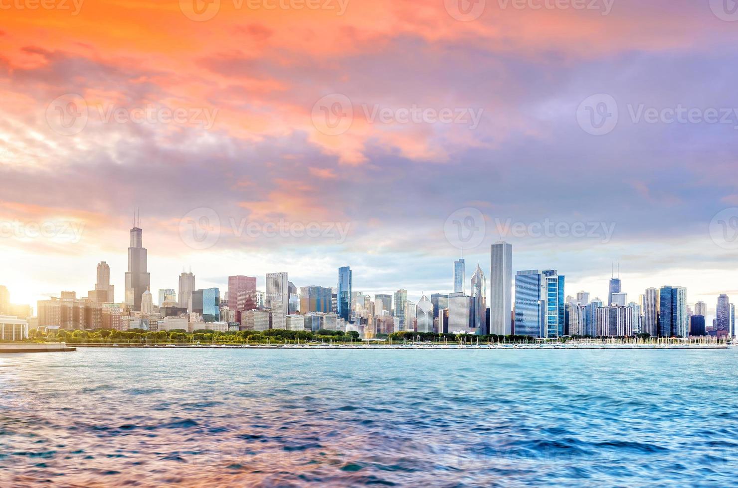 Horizonte del centro de la ciudad de Chicago al atardecer foto