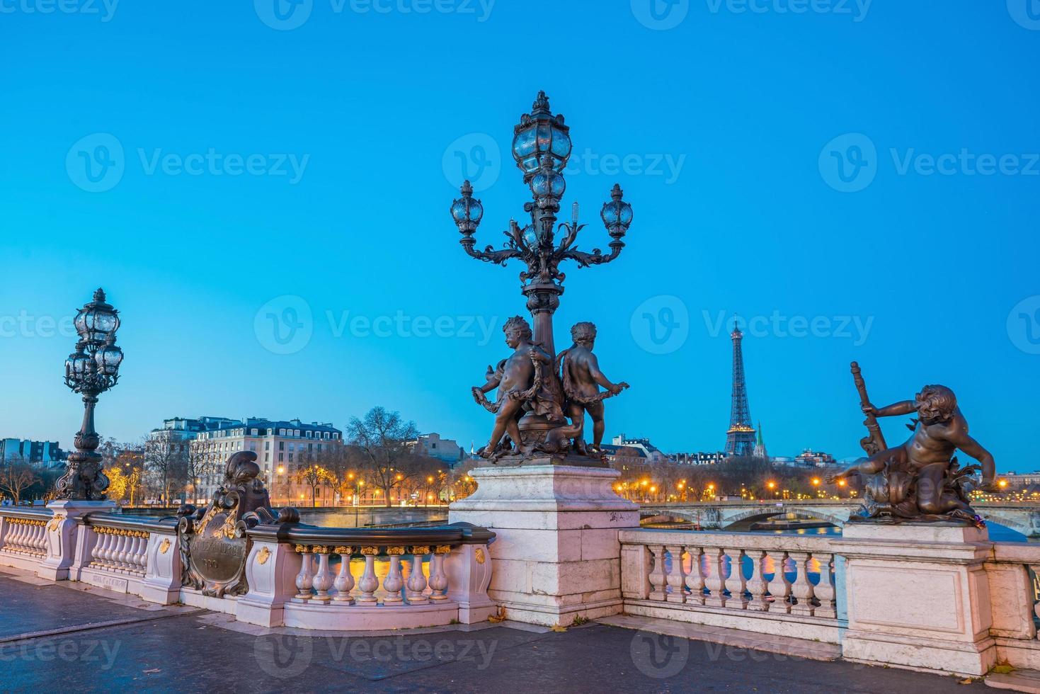 El puente de Alejandro III sobre el río Sena en París foto