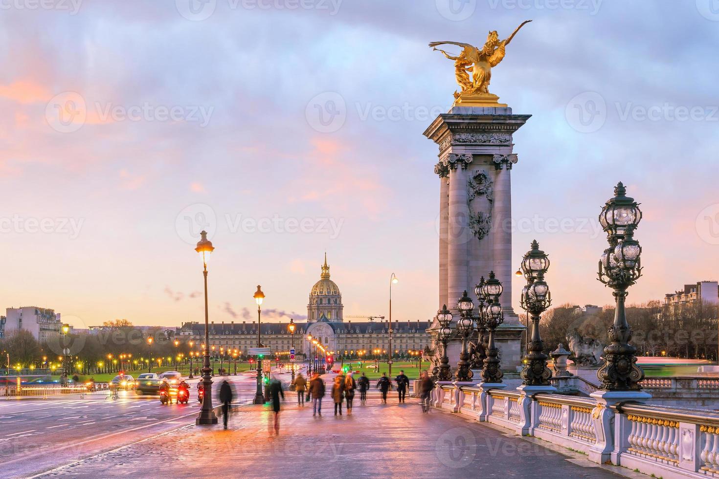 El puente de Alejandro III sobre el río Sena en París foto