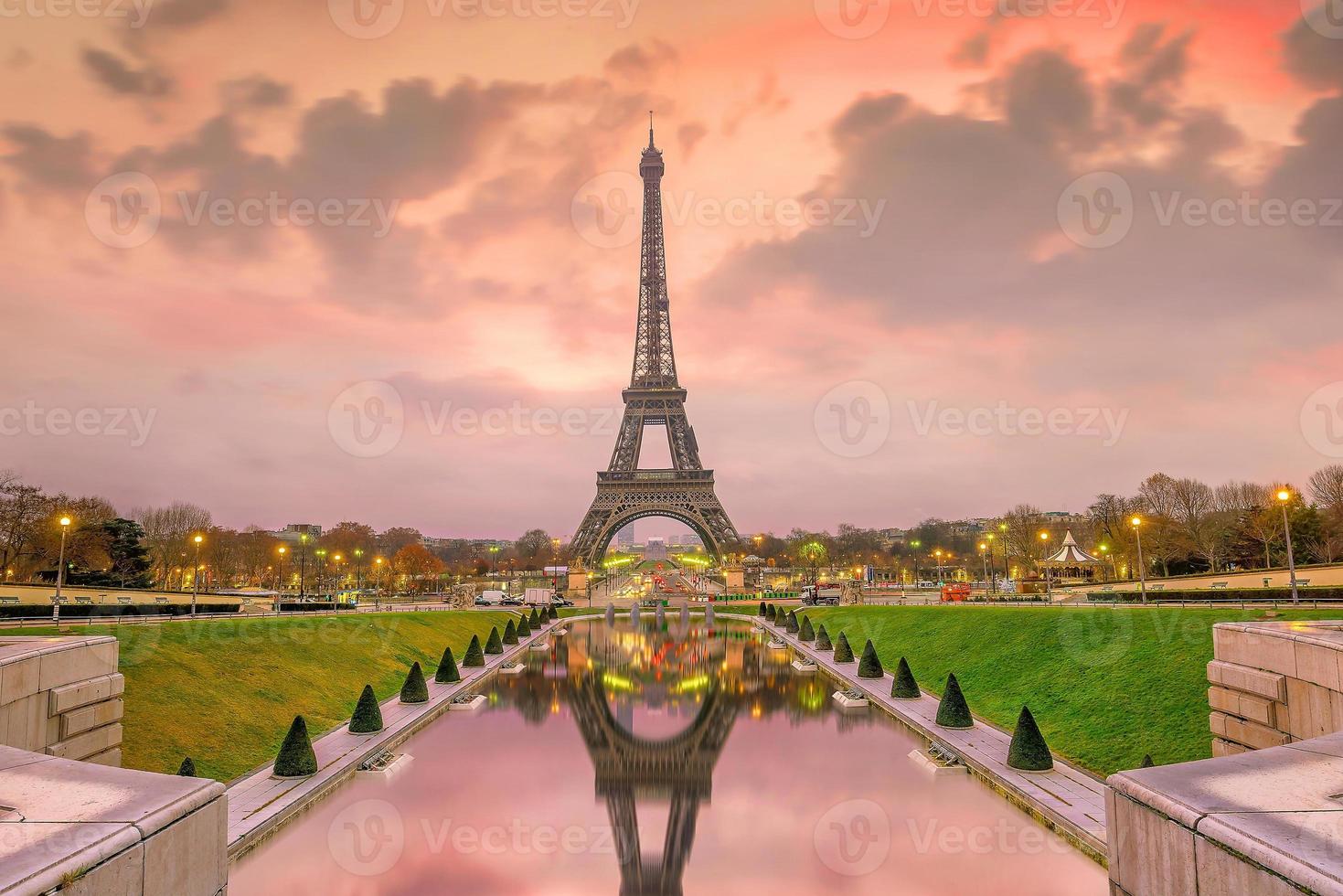 Torre Eiffel al amanecer desde las fuentes del Trocadero en París foto