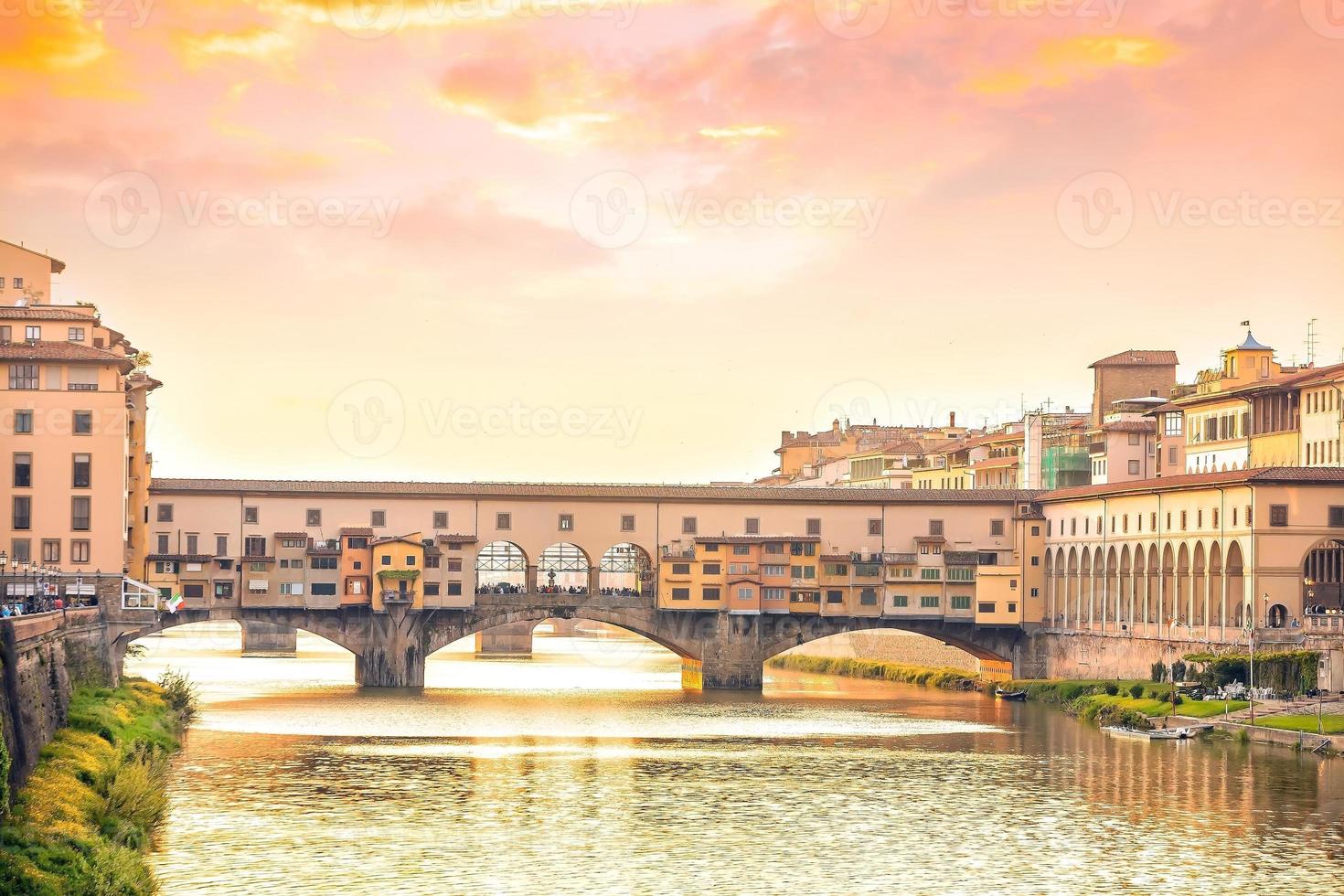 Ponte Vecchio y el horizonte del centro de la ciudad de Florencia paisaje urbano de Italia foto
