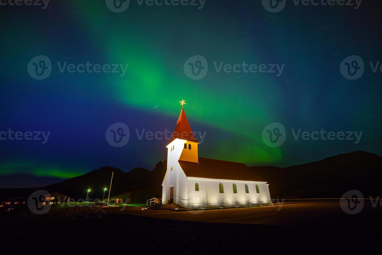 la luz del norte aurora boreal sobre la iglesia vik foto