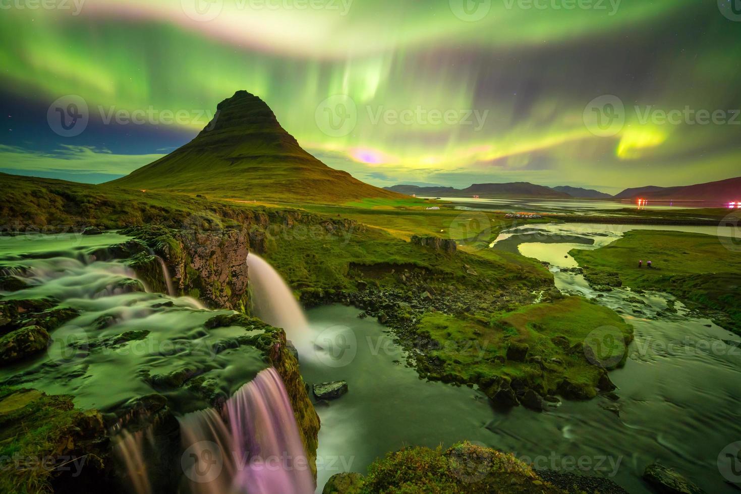 aurora boreal sobre la montaña kirkjufell foto