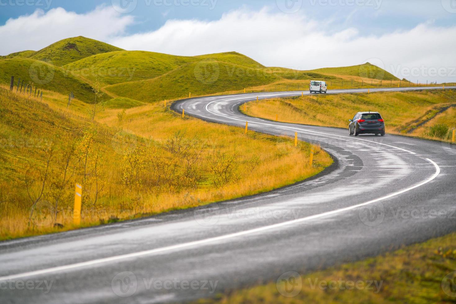 Carretera en forma de curva en S en Islandia con montaña foto