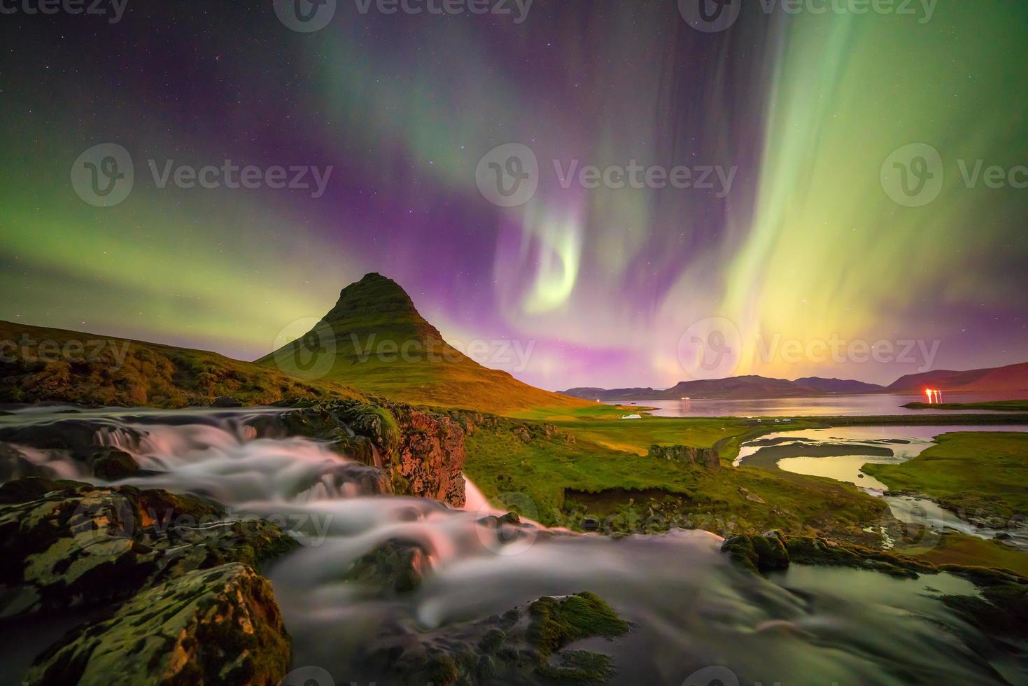 aurora boreal sobre la montaña kirkjufell foto