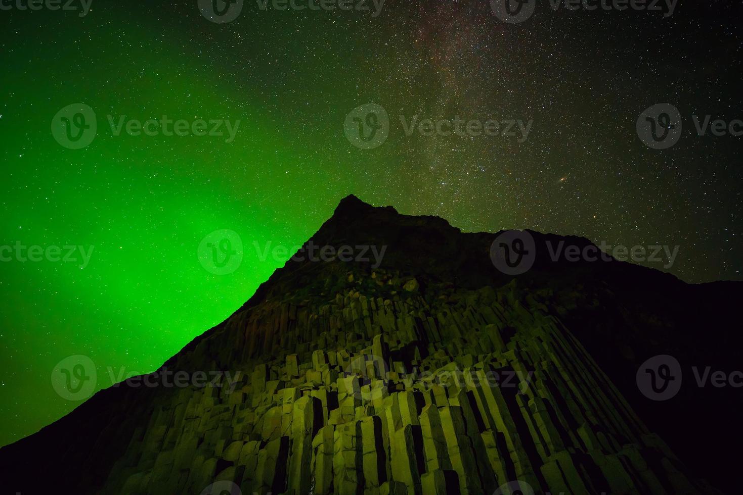 auroras boreales sobre la playa de arena negra en vik foto