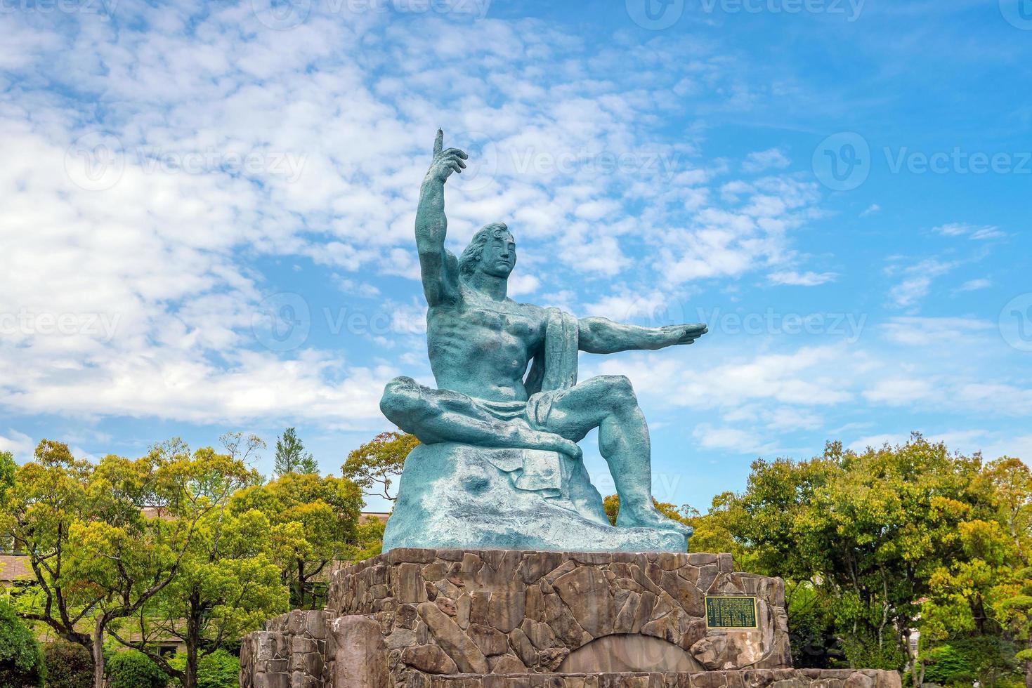 Estatua de la paz en el parque de la paz de Nagasaki en Japón foto