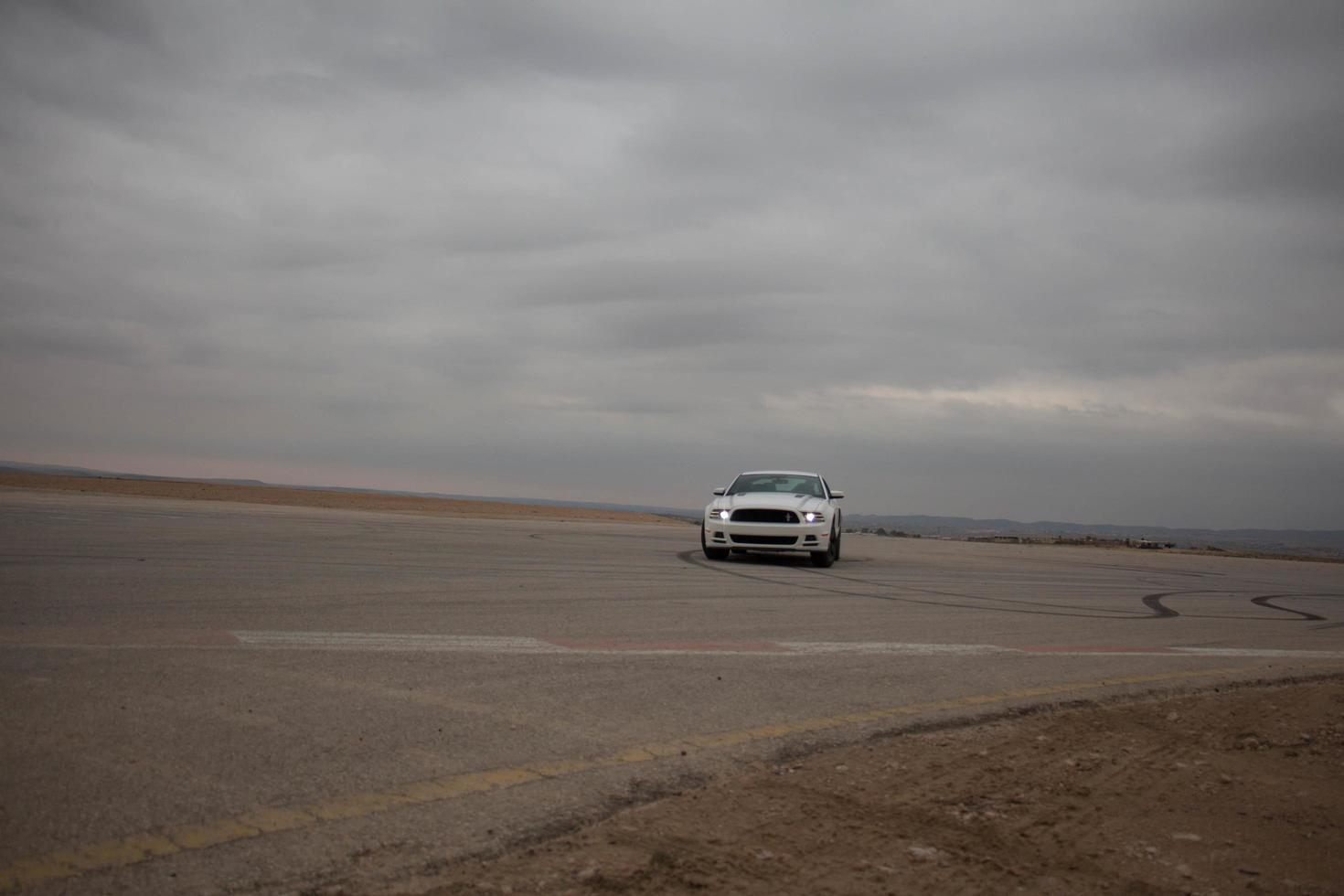 coches en la pista de carreras y en las carreteras del desierto foto