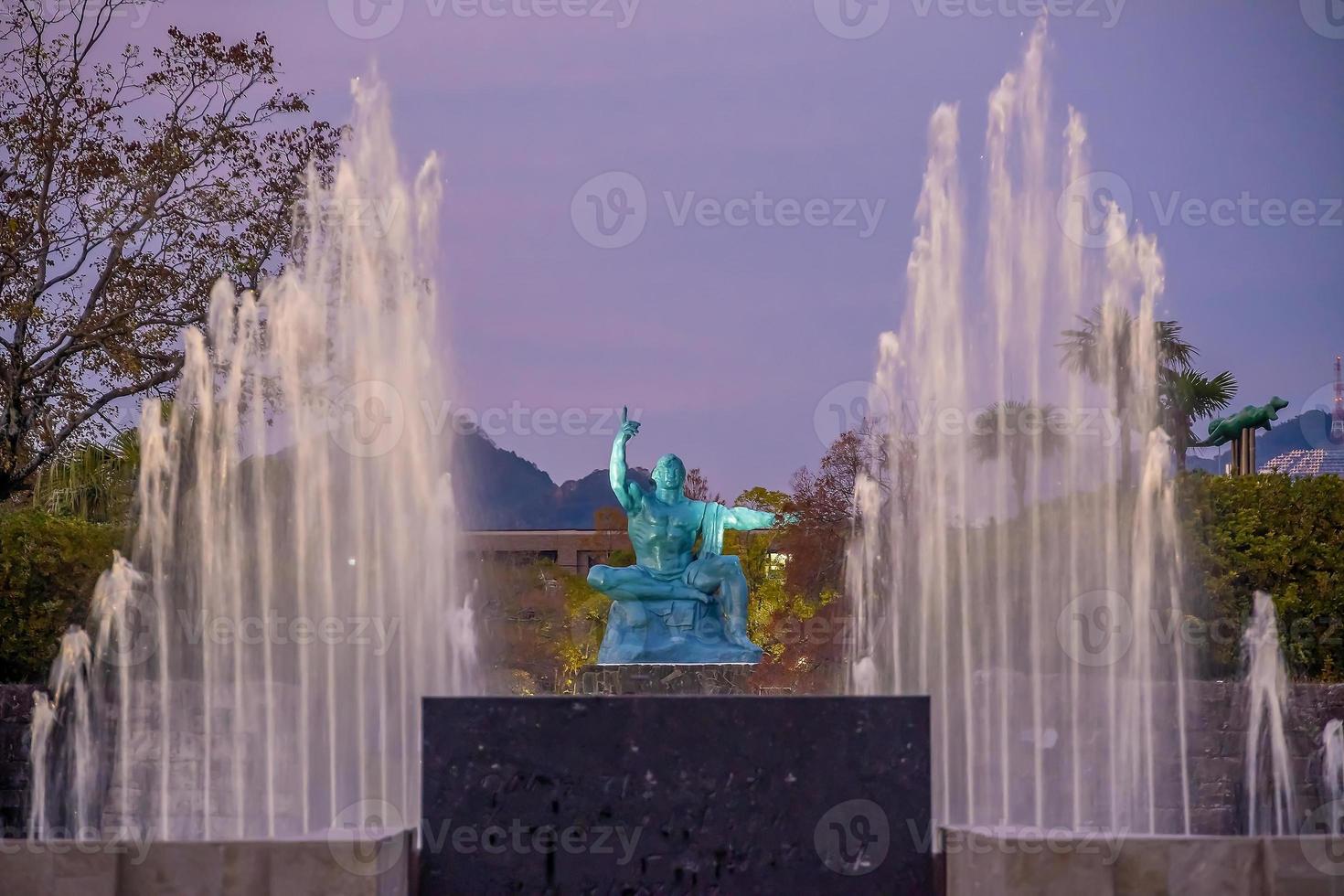 Estatua de la paz en el parque de la paz de Nagasaki, Nagasaki, Japón foto